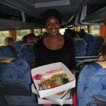 Paola serveert de Wowfood rawfoodlunches uit in de IBA-bussen
